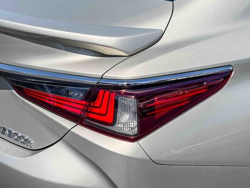 Certified 2021 Lexus ES 300h w/ Accessory Package FWD image 8