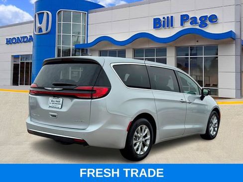 Used 2026 Chrysler Pacifica Limited image 4