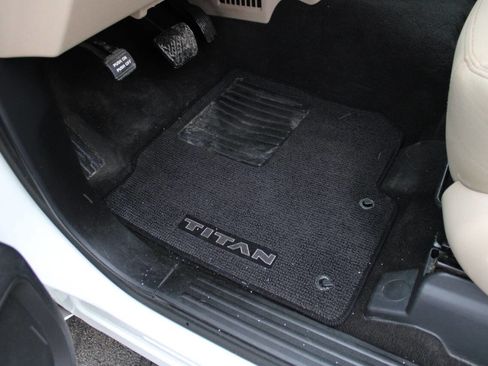 Used 2018 Nissan Titan SV image 19