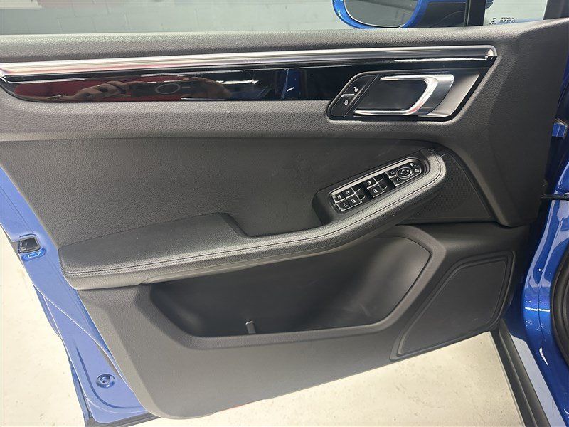 Used 2018 Porsche Macan AWD/4WD image 19