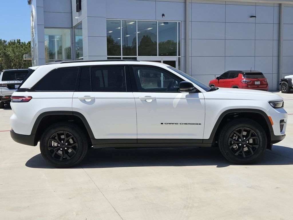 Used 2025 Jeep Grand Cherokee Altitude AWD/4WD image 9