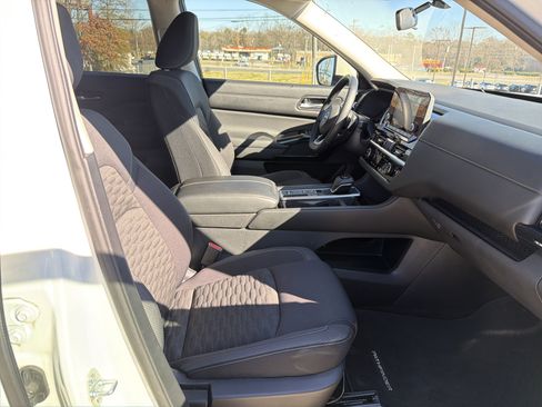 Used 2022 Nissan Pathfinder SV image 32