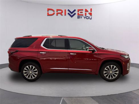 Used 2023 Chevrolet Traverse Premier FWD image 3