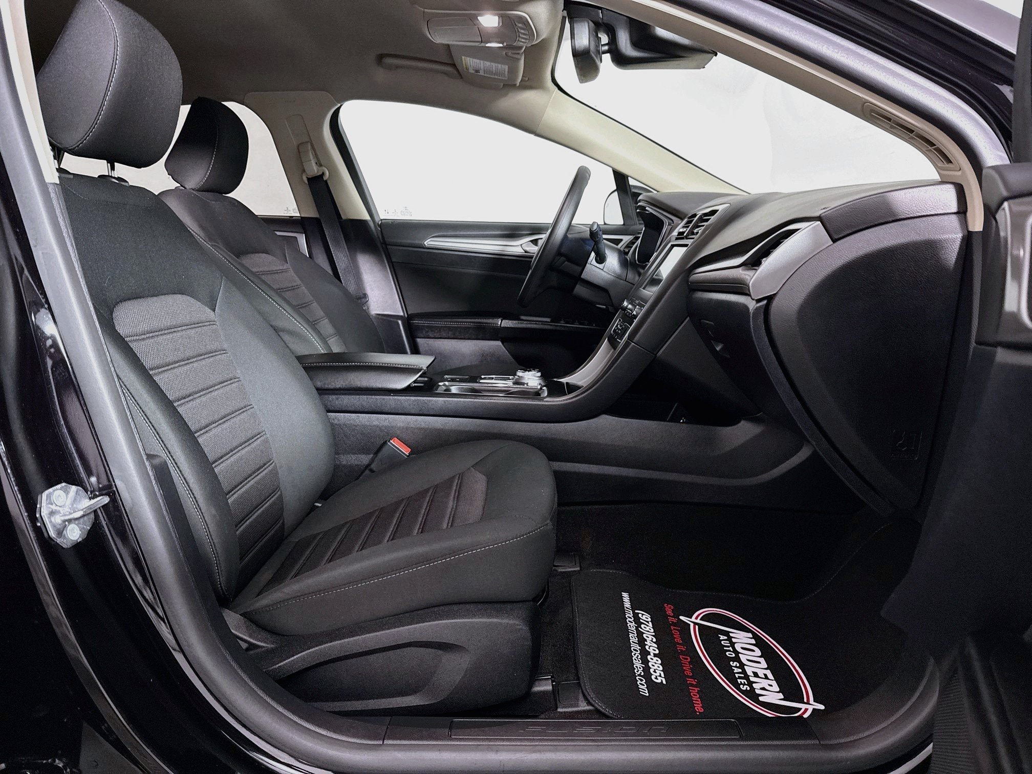 Used 2020 Ford Fusion SE FWD image 32
