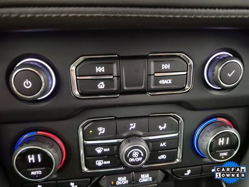 Used 2022 Chevrolet Suburban LT image 28