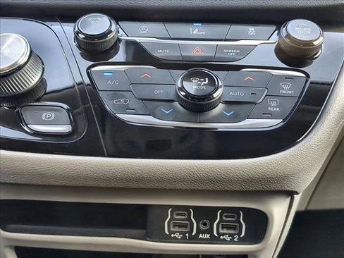 Used 2022 Chrysler Pacifica Touring-L FWD image 14