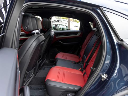 Certified 2025 Porsche Cayenne Coupe AWD/4WD image 46