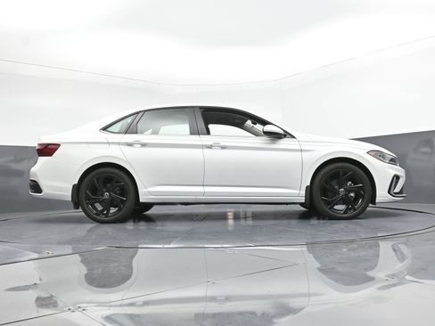 Used 2025 Volkswagen Jetta SE w/ Black Wheel Package image 27