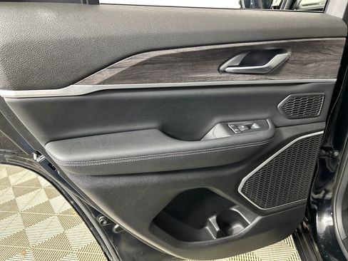 Used 2023 Jeep Grand Cherokee Limited w/ Black Appearance Package image 16