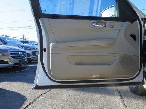 Used 2010 Cadillac DTS Luxury image 35