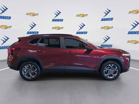 Used 2025 Chevrolet Trax LT w/ LT Convenience Package image 9