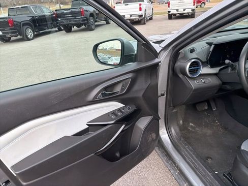 Used 2025 Chevrolet Trax LT w/ LT Convenience Package image 32