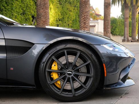 Used 2019 Aston Martin V8 Vantage Coupe image 4