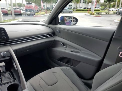 Used 2024 Hyundai Elantra SE image 14