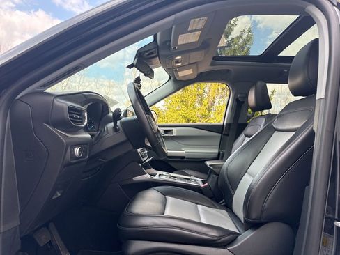 Used 2022 Ford Explorer XLT w/ Equipment Group 202A image 13