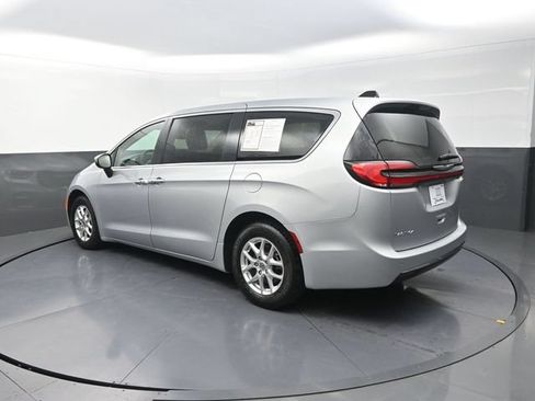 Used 2023 Chrysler Pacifica Touring-L FWD image 7