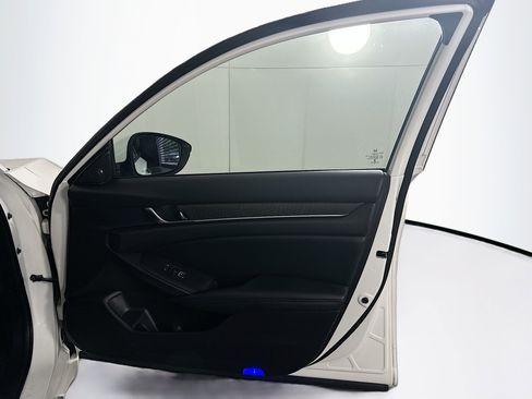 Used 2018 Honda Accord Touring image 32