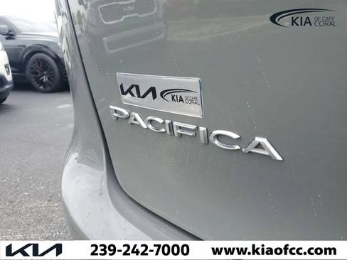 Used 2022 Chrysler Pacifica Limited FWD image 6