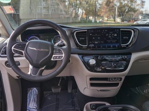 Used 2024 Chrysler Pacifica Touring-L image 11