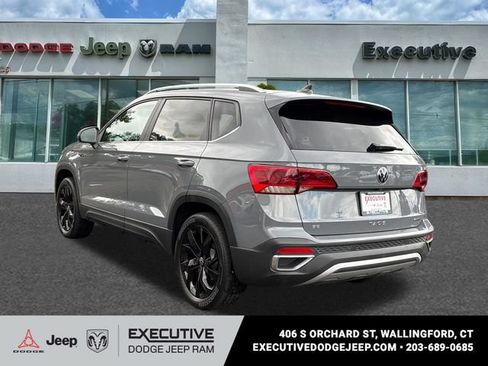 Used 2023 Volkswagen Taos SE AWD/4WD image 2
