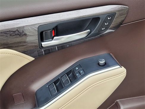 Used 2022 Toyota Highlander Platinum image 21