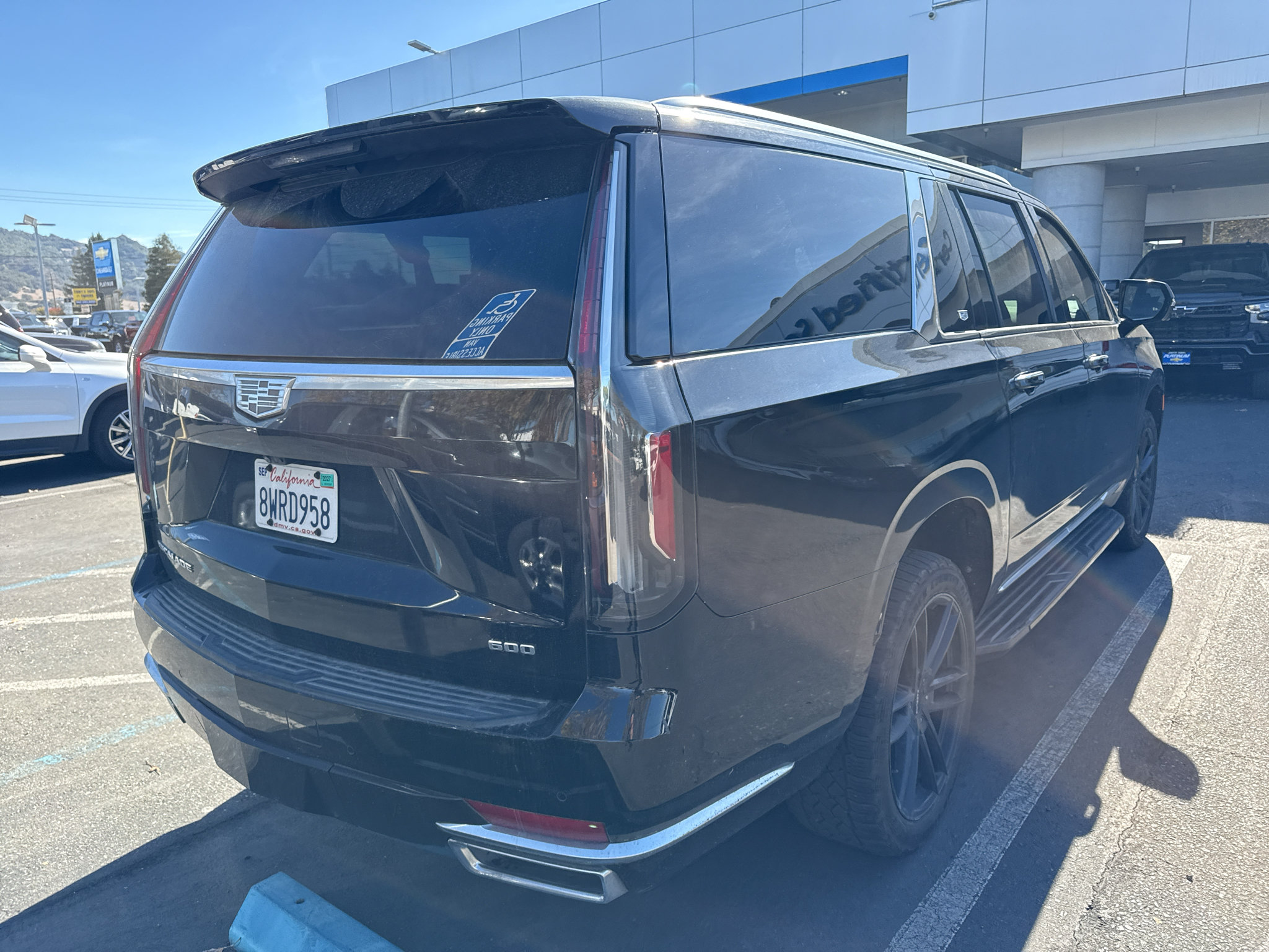 Used 2021 Cadillac Escalade ESV Premium Luxury w/ LPO, Radiant Package AWD/4WD image 4