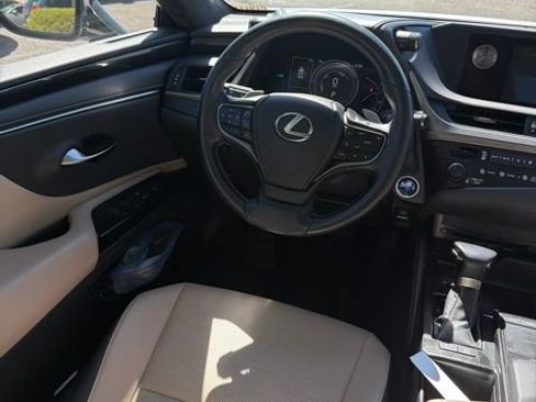 Used 2019 Lexus ES 300h w/ Accessory Package 2 FWD image 11