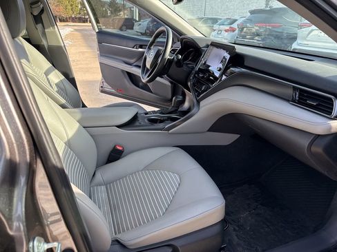 Used 2022 Toyota Camry SE w/ Cold Weather Package image 18