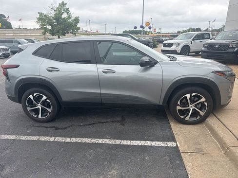 Used 2024 Chevrolet Trax RS w/ Sunroof Package FWD image 5