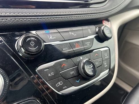 Used 2024 Chrysler Pacifica Limited FWD image 12