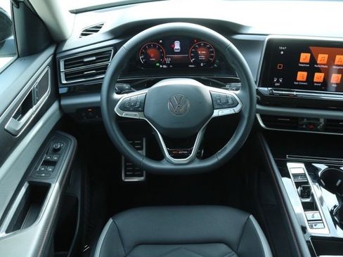 Used 2025 Volkswagen Atlas Peak Edition SE image 23