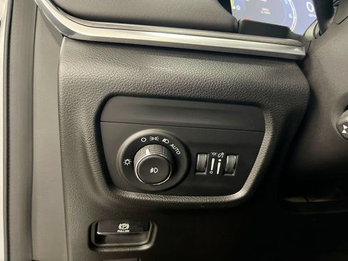 Used 2023 Jeep Grand Cherokee L Overland w/ Luxury Tech Group IV AWD/4WD image 19
