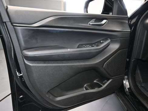 Used 2025 Jeep Grand Cherokee Altitude RWD image 16