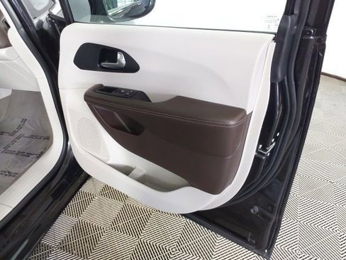 Used 2021 Chrysler Pacifica Touring w/ Uconnect Theater Family Group FWD image 19