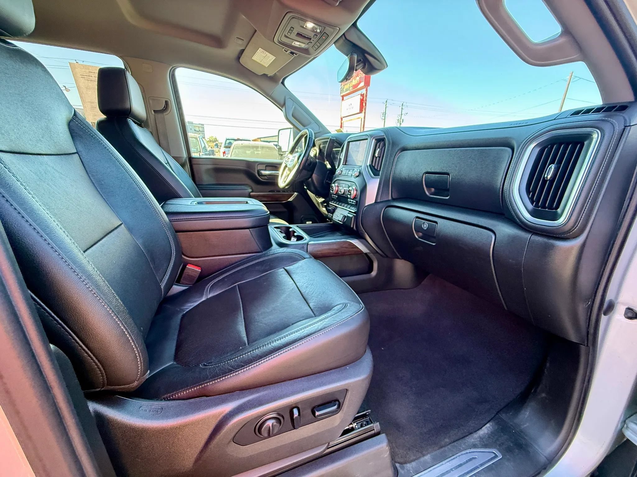 Used 2020 GMC Sierra 3500 SLT w/ Technology Package AWD/4WD image 17