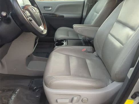 Used 2020 Toyota Sienna XLE image 16