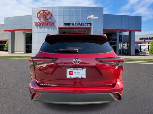Used 2024 Toyota Highlander XLE FWD image 6