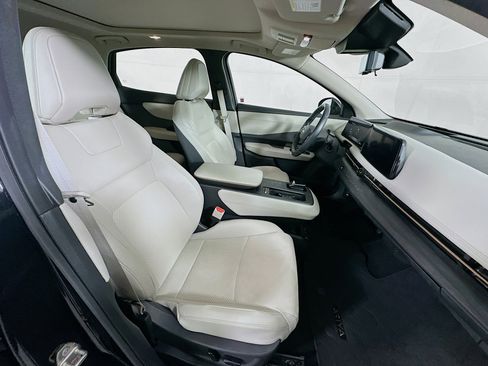 Used 2023 Nissan Ariya FWD image 32