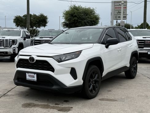 Used 2022 Toyota RAV4 LE FWD image 9