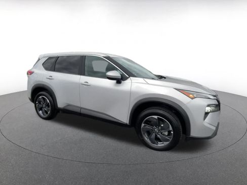 Used 2025 Nissan Rogue SV image 2