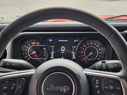 Used 2025 Jeep Wrangler Unlimited Sahara AWD/4WD image 17