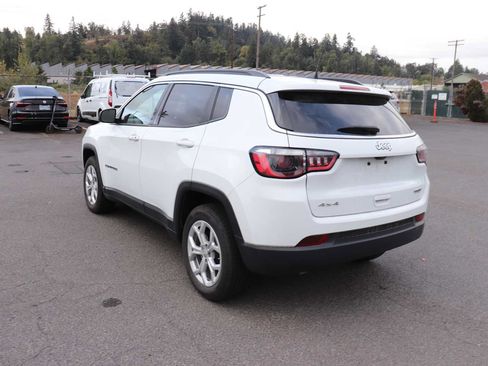 Used 2024 Jeep Compass Latitude AWD/4WD image 7