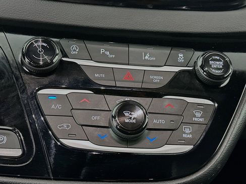 Used 2025 Chrysler Pacifica Select FWD image 23