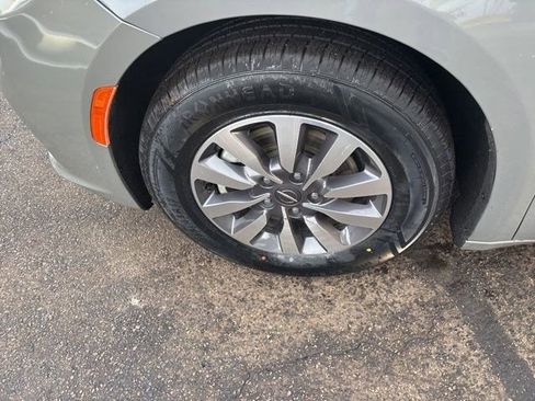 Used 2022 Chrysler Pacifica Touring-L image 45