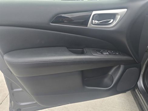Used 2020 Nissan Pathfinder SV image 22