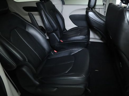 Used 2024 Chrysler Pacifica Limited FWD image 31