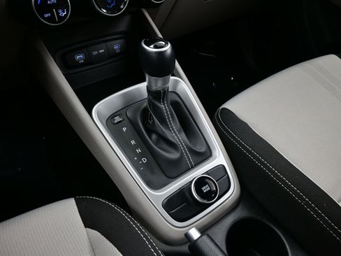 Certified 2025 Hyundai Venue SEL image 21