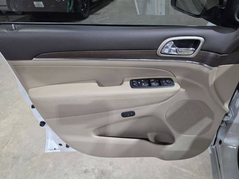 Used 2014 Jeep Grand Cherokee Overland AWD/4WD image 26