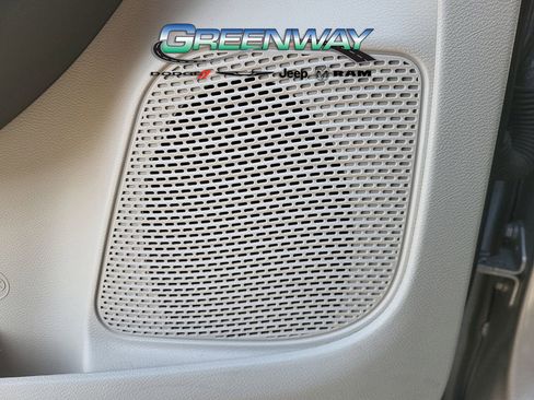 Used 2019 Chrysler Pacifica Limited image 19