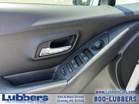 Used 2018 Chevrolet Trax LT w/ LT Convenience Package FWD image 13